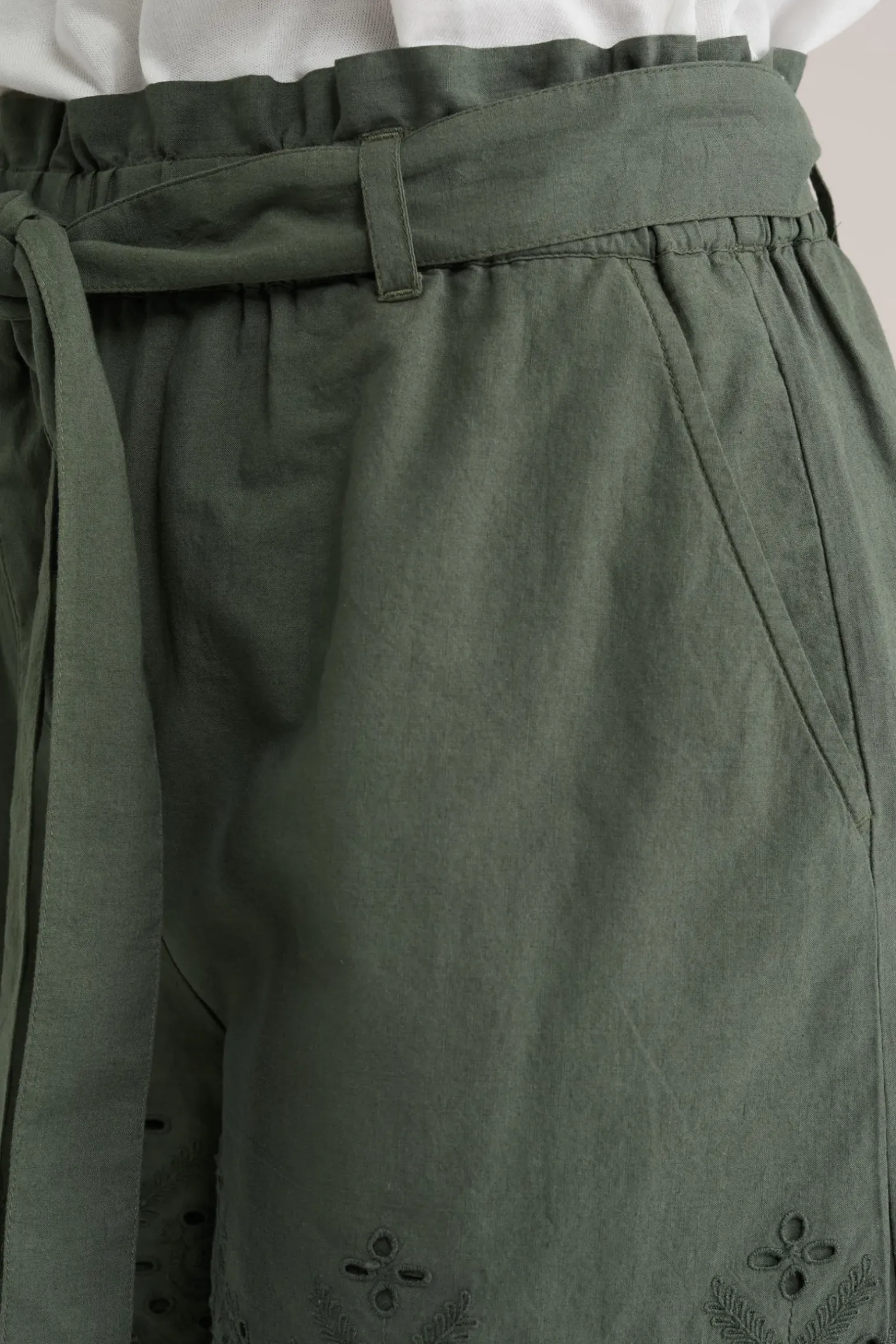 Relaxed fit short met embroidery