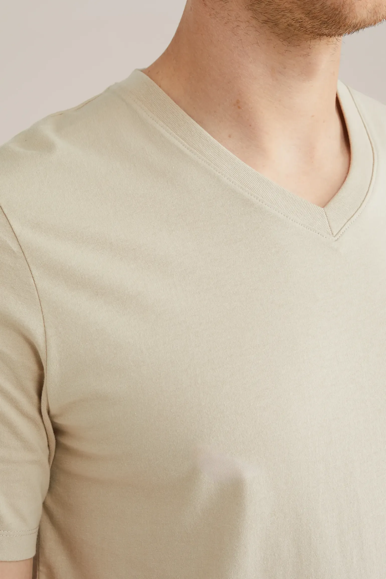 T-shirt met v-hals